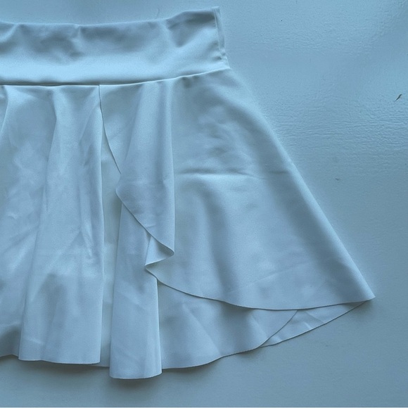 White sports skort with phone pocket - Picture 12 of 13